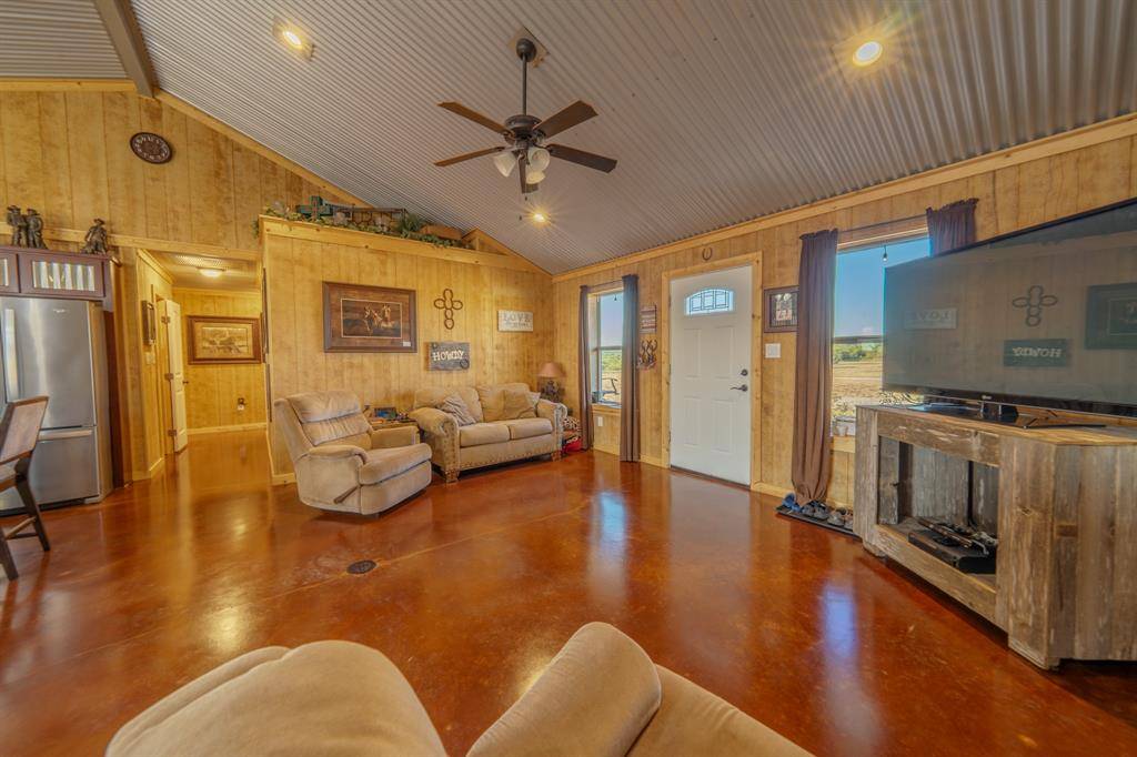 6942 US Highway 83, Ovalo, TX 79541