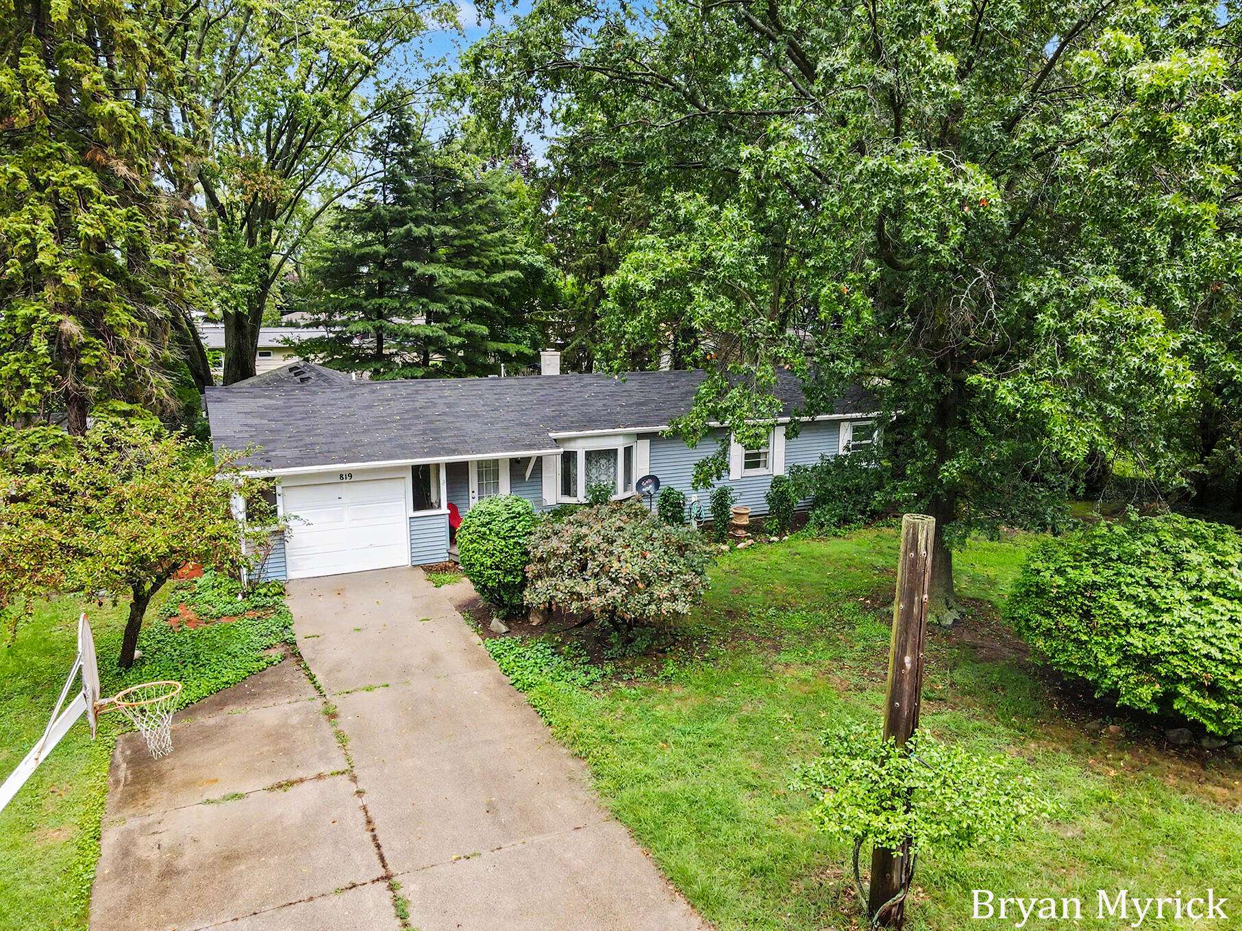 819 W 25th ST, Holland City, MI 49423