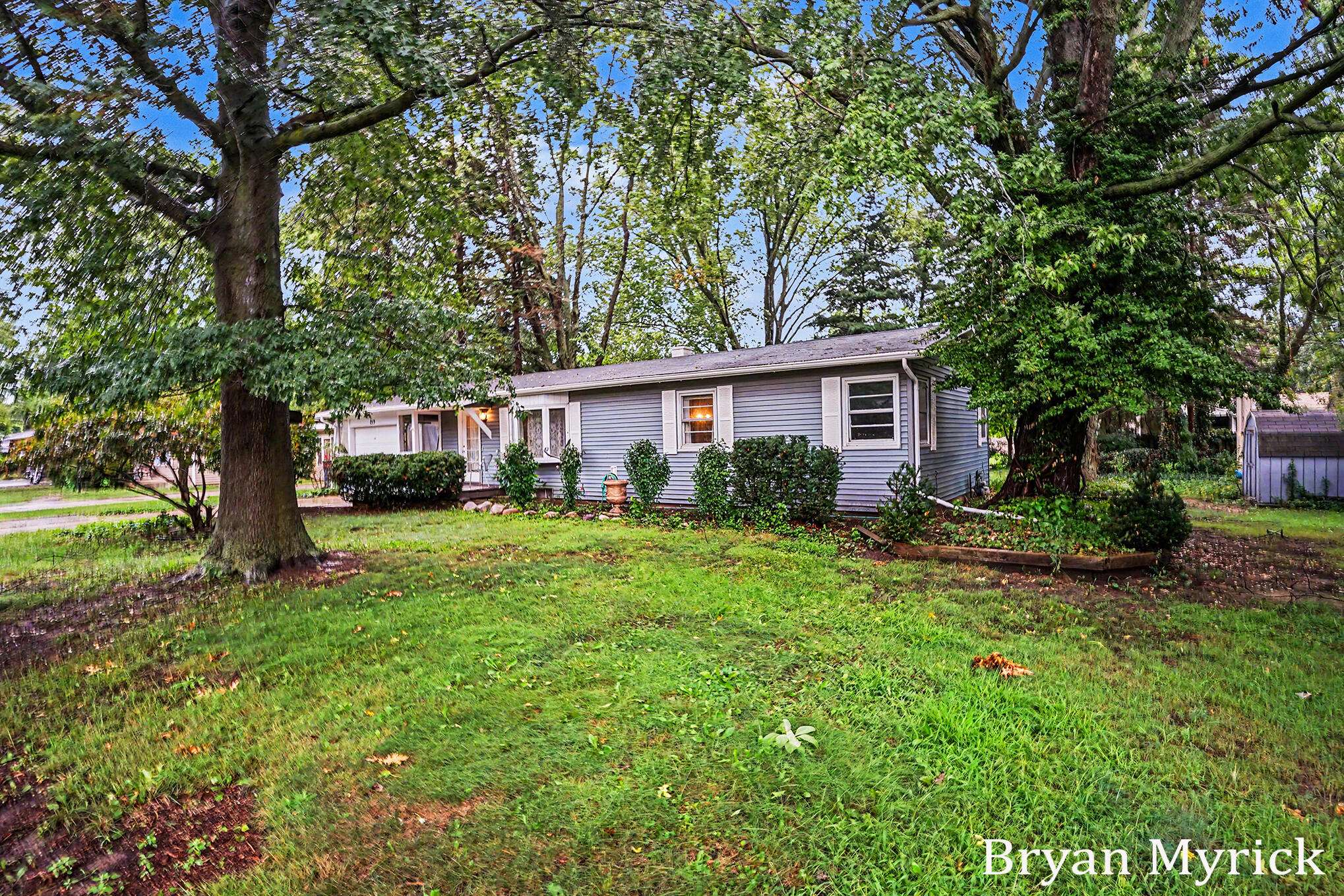 819 W 25th ST, Holland City, MI 49423