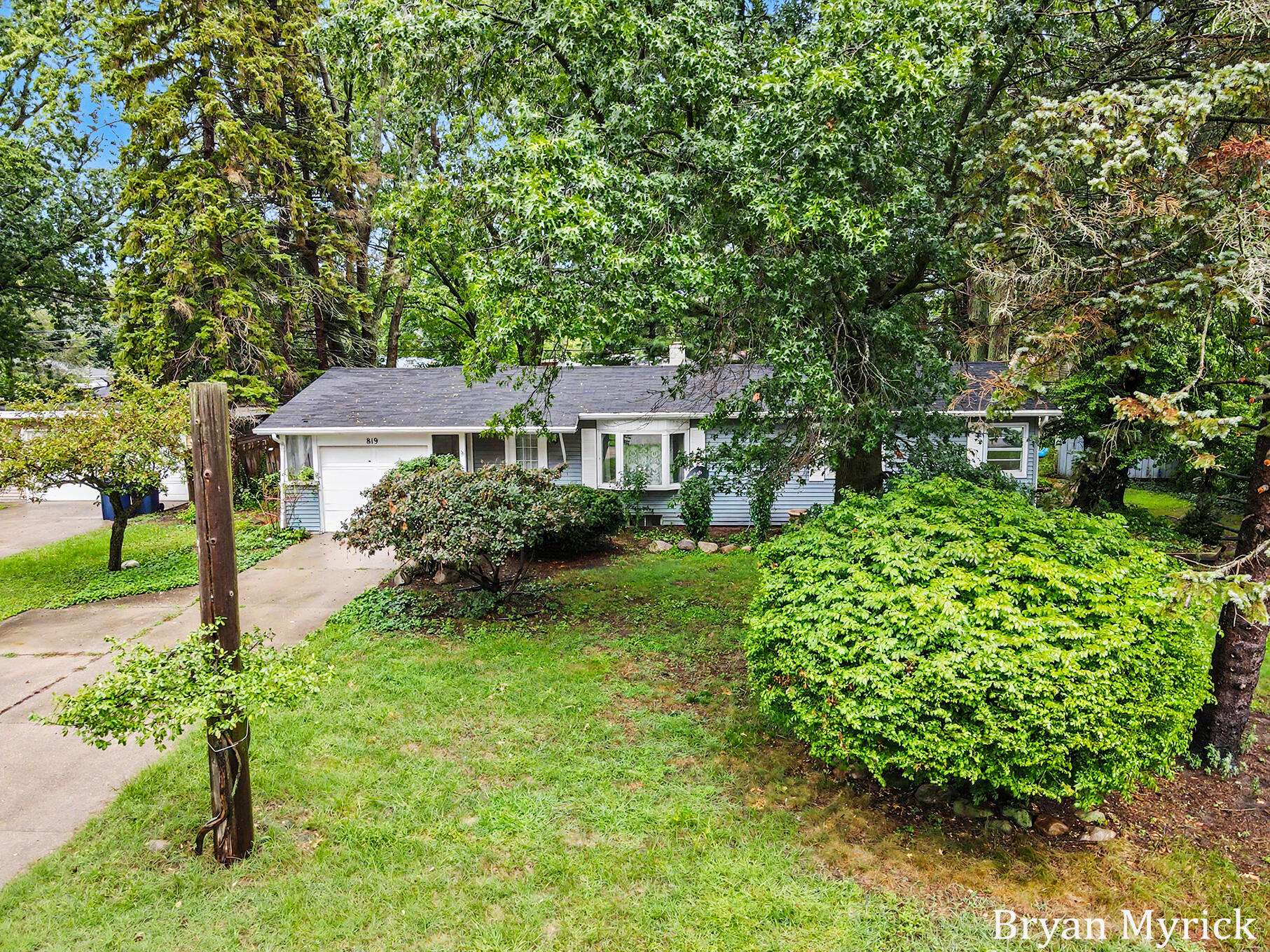 819 W 25th ST, Holland City, MI 49423