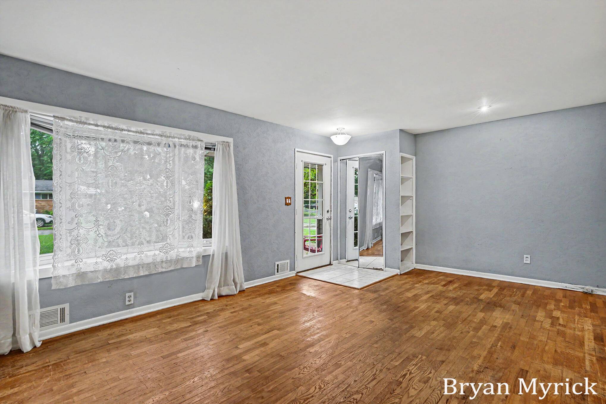 819 W 25th ST, Holland City, MI 49423