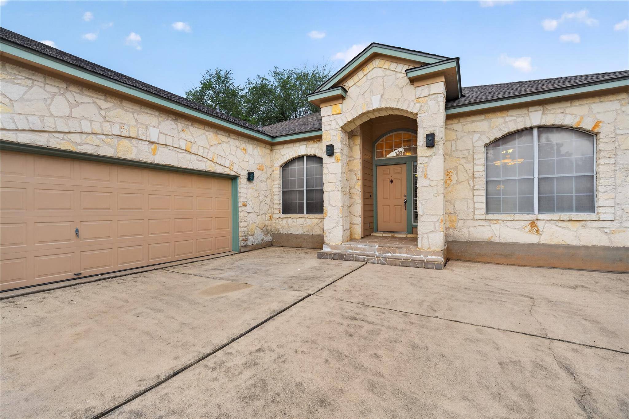 8700 Neider DR, Austin, TX 78749