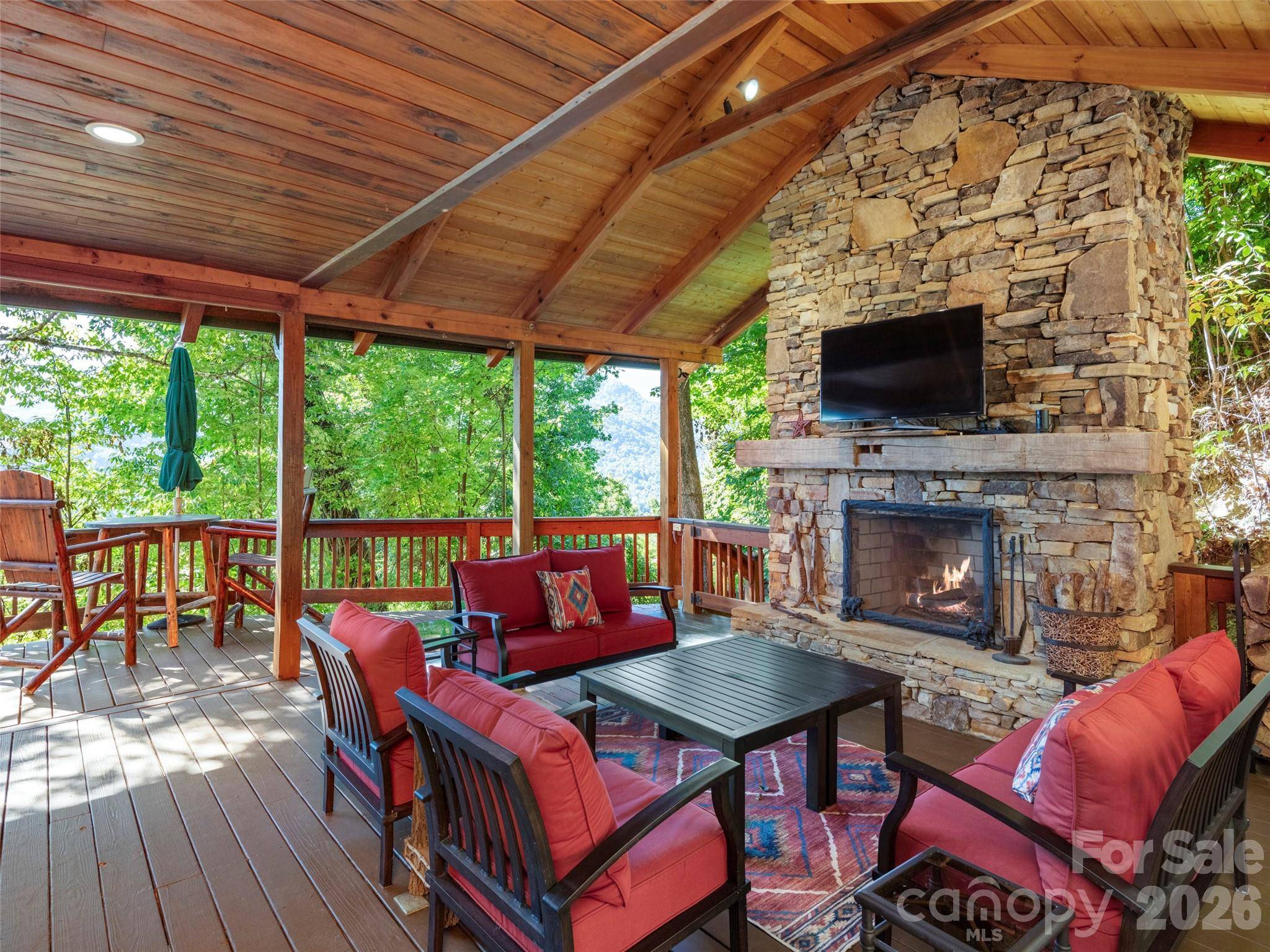 10 Cougar LN, Maggie Valley, NC 28751
