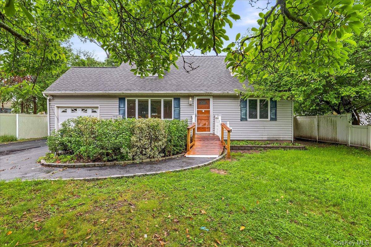 80 Ackerly LN, Ronkonkoma, NY 11779