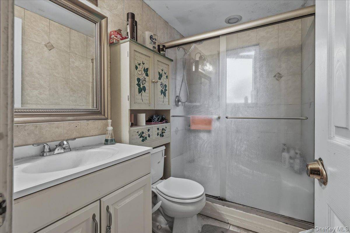 80 Ackerly LN, Ronkonkoma, NY 11779