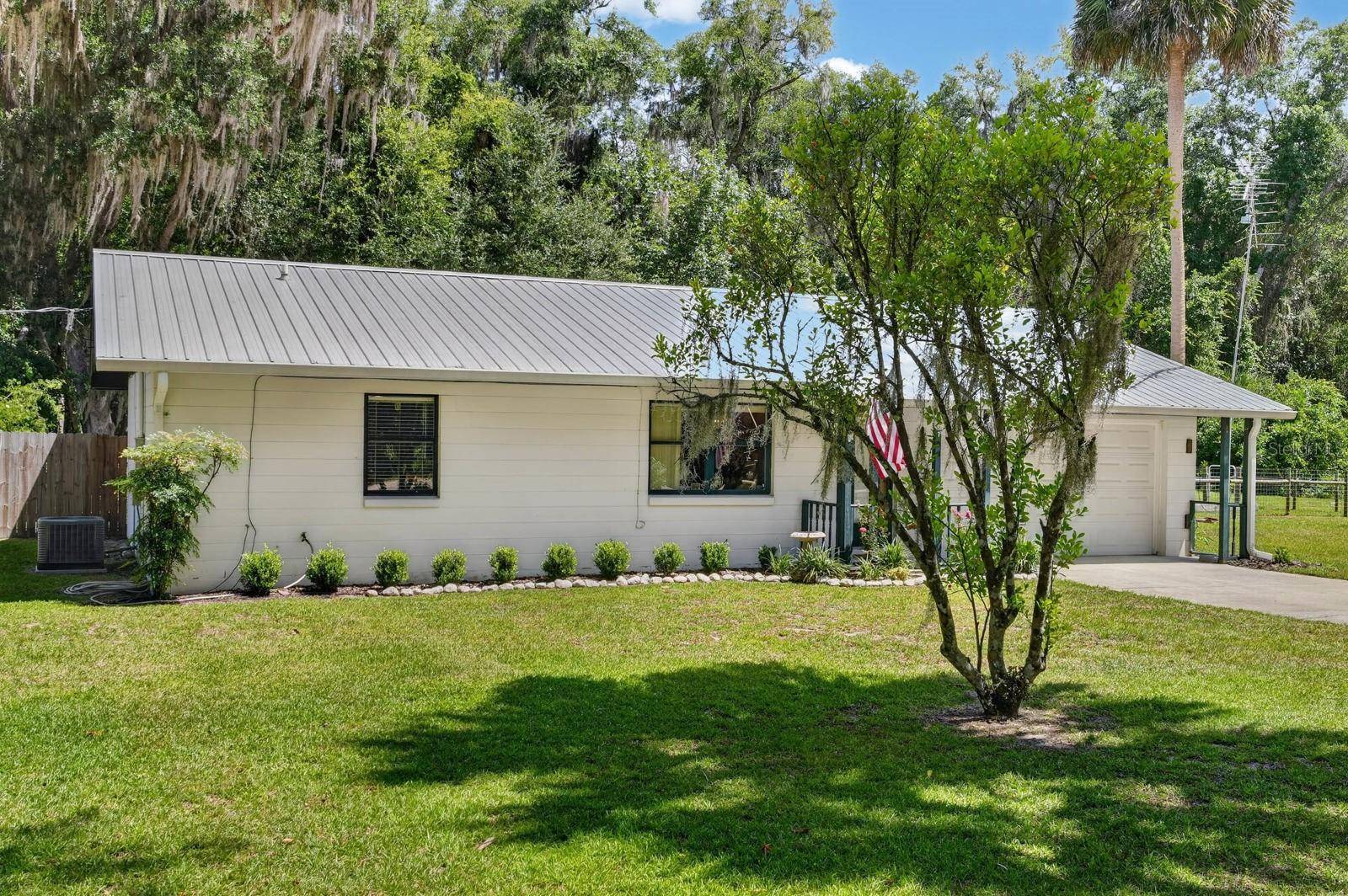 104 WOODCREST AVE, Satsuma, FL 32189