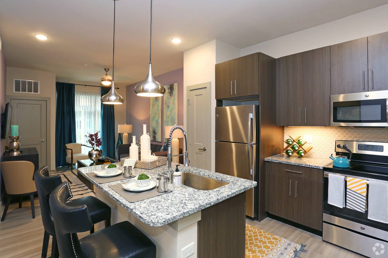 680 E Algonquin RD #1402, Schaumburg, IL 60173