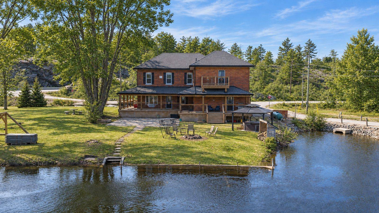 1002 Cowbell LN, Gravenhurst, ON P0E 1N0