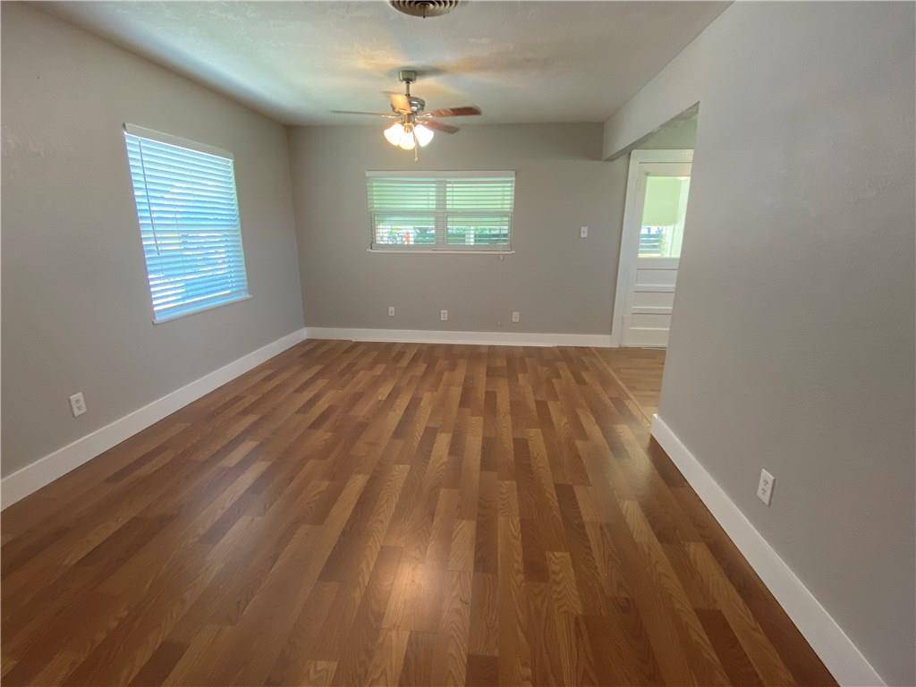 102 E Live Oak ST, Hutto, TX 78634