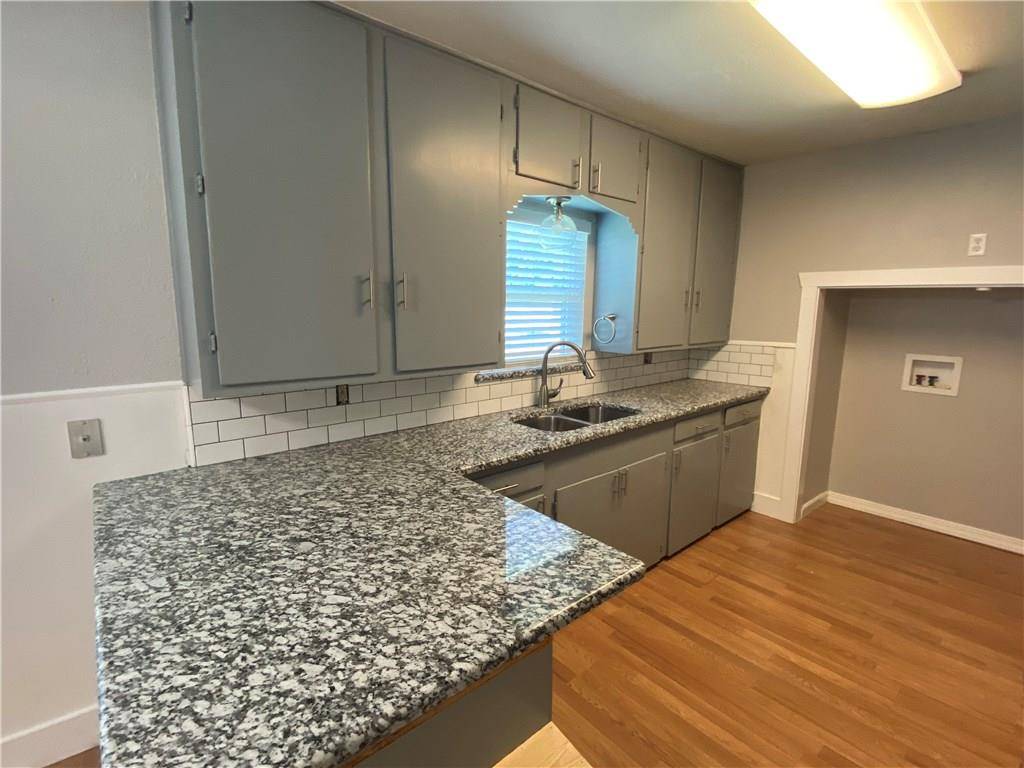 102 E Live Oak ST, Hutto, TX 78634