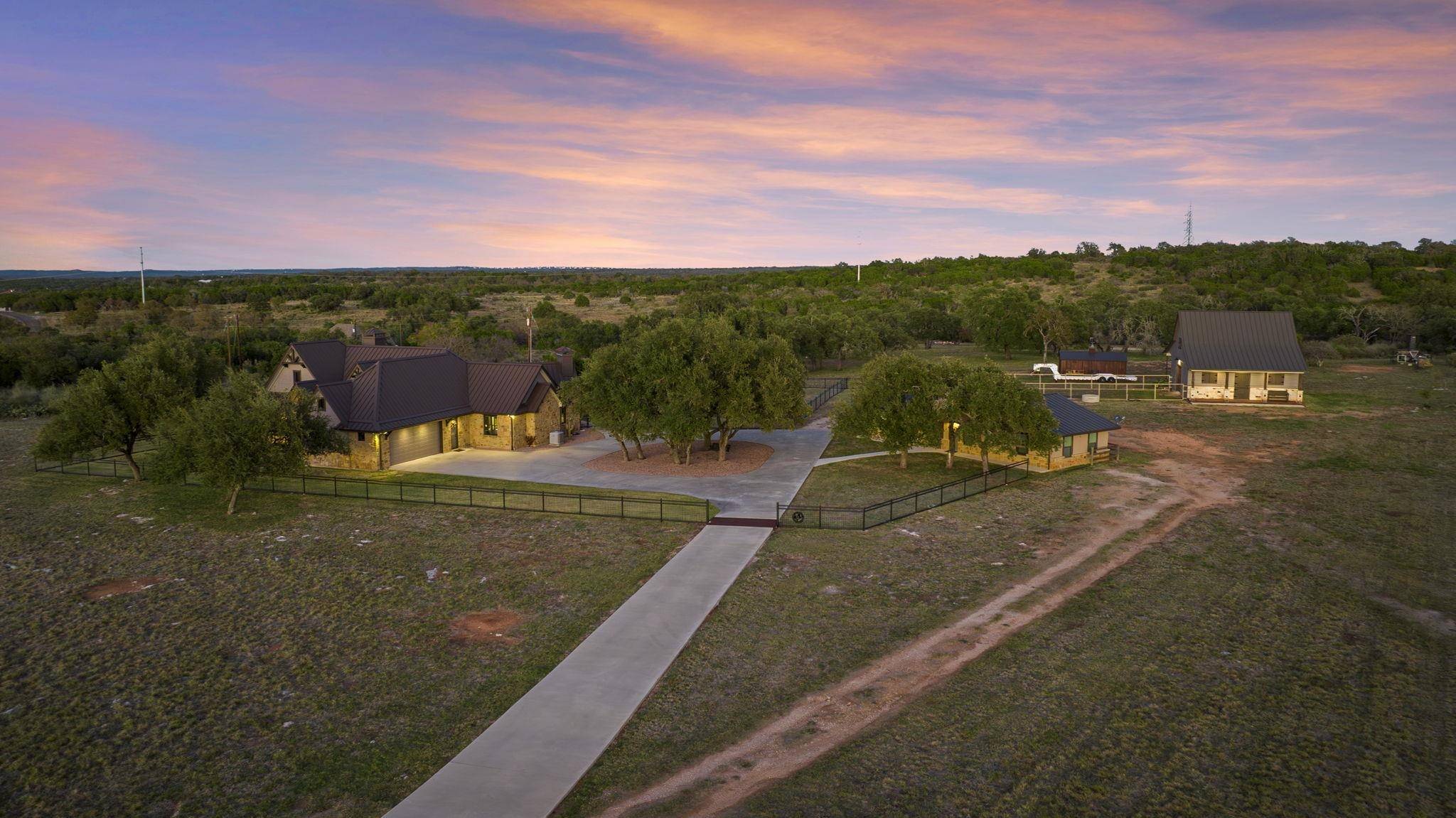 901 Crown LN, Burnet, TX 78611