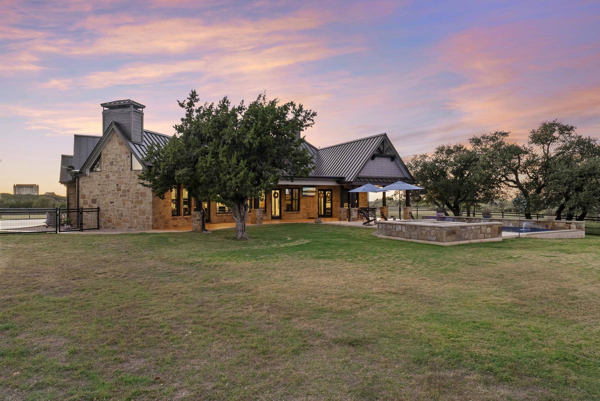 901 Crown LN, Burnet, TX 78611