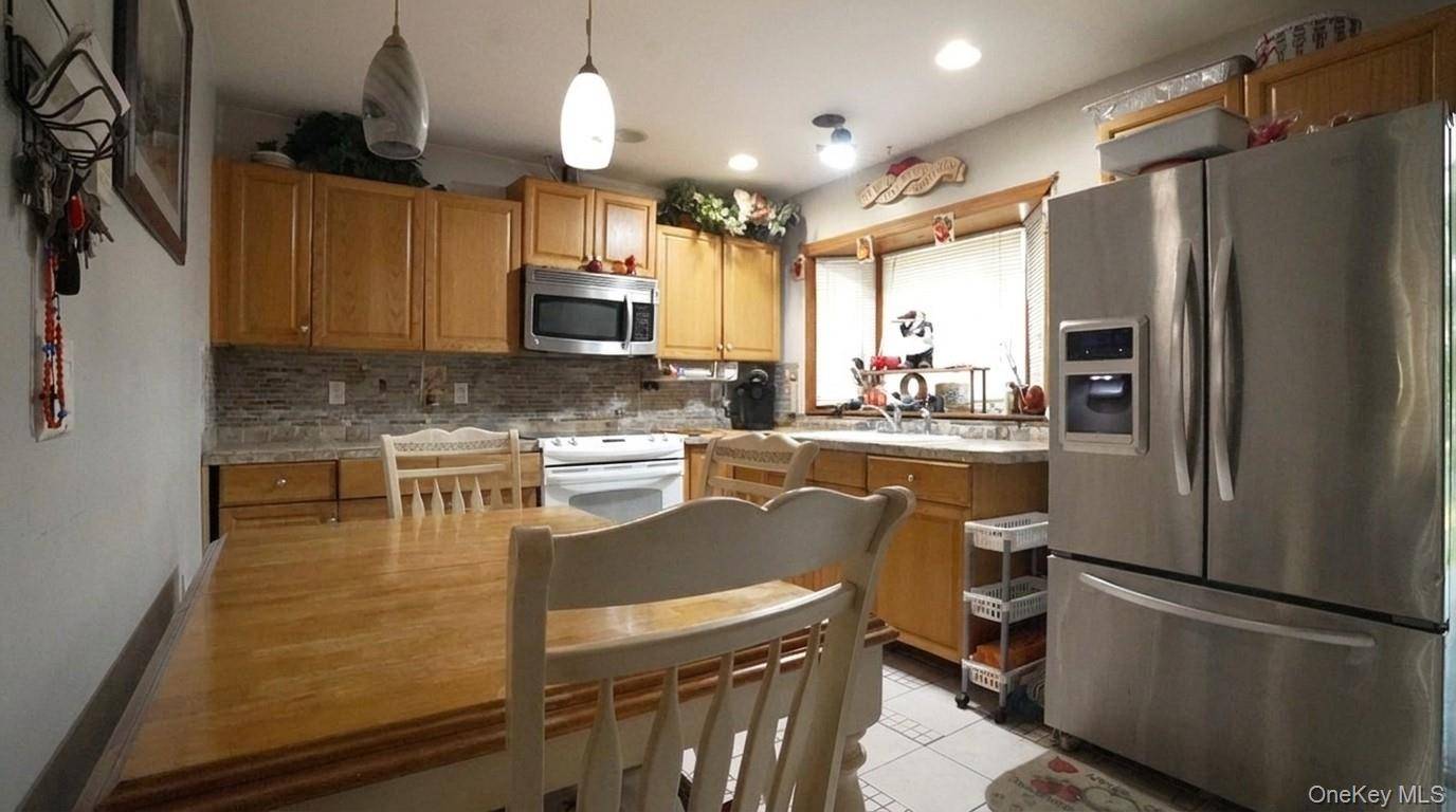 254 Auborn AVE, Shirley, NY 11967