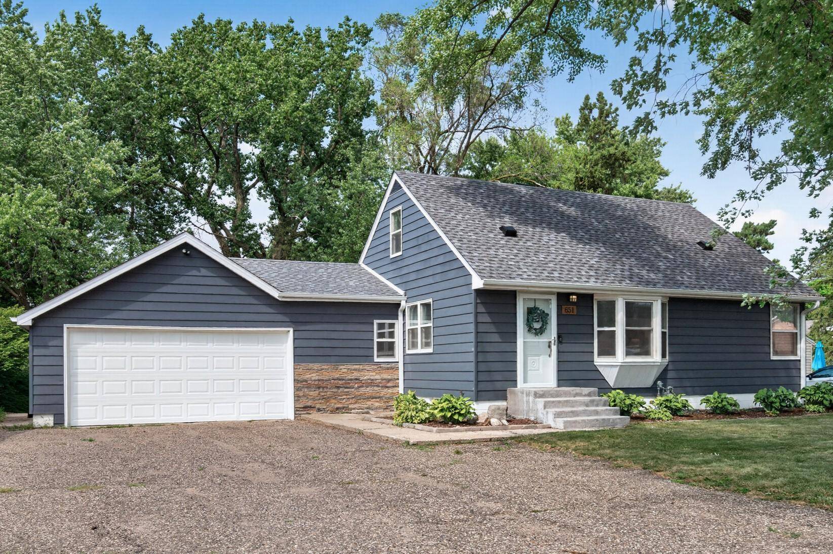 651 County Road B2 W, Roseville, MN 55113