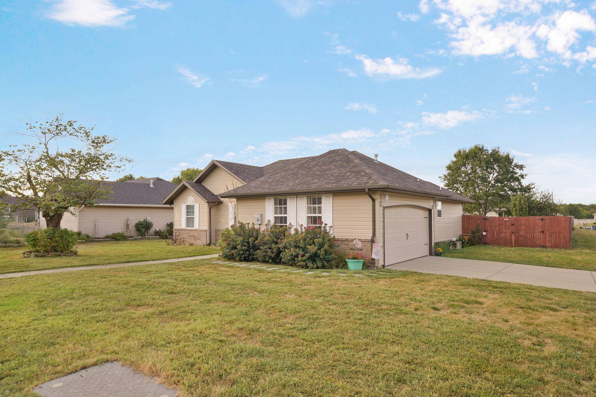 4037 W Linwood ST, Springfield, MO 65807