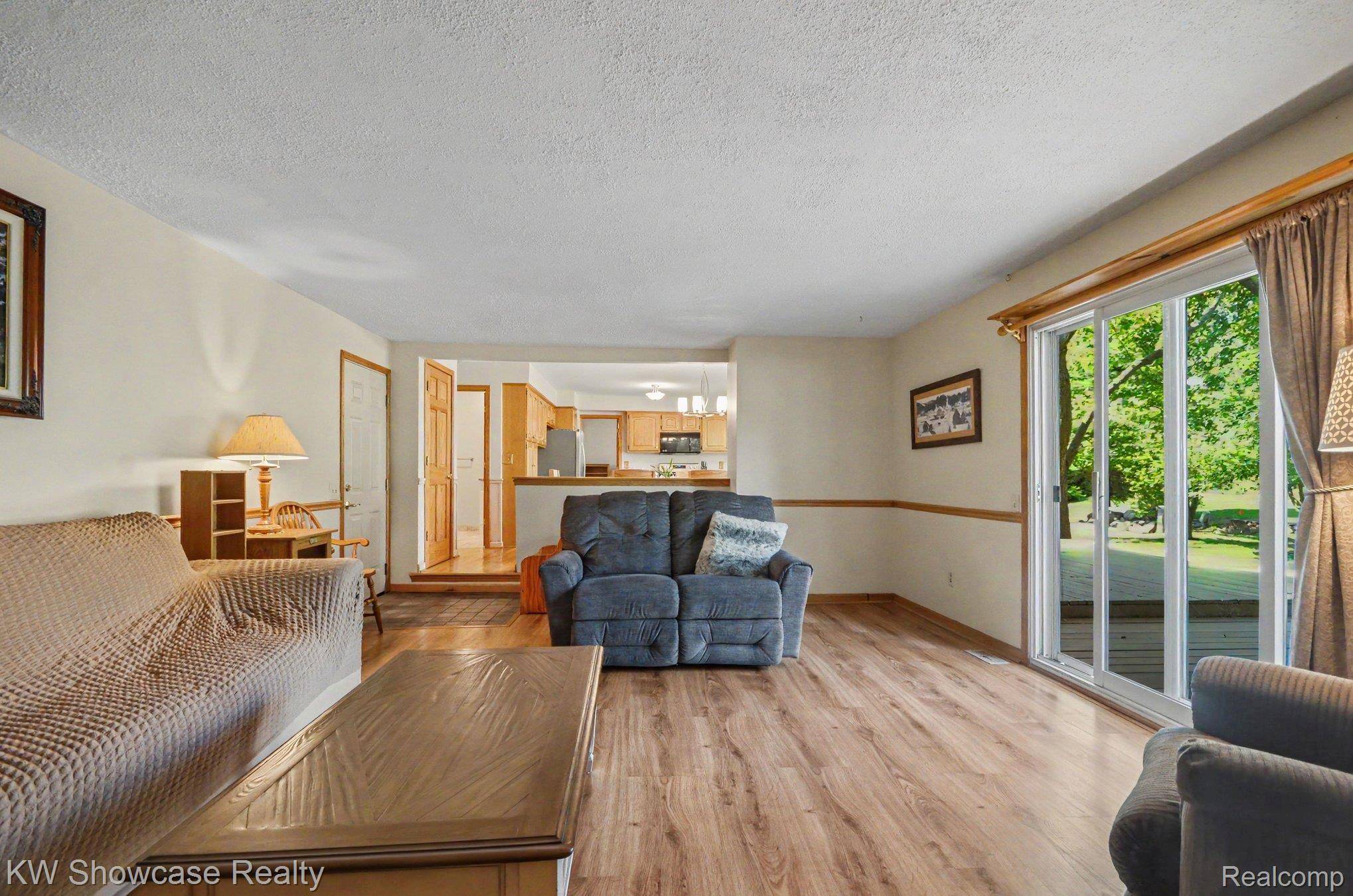 37921 W Meadowhills DR, Farmington Hills, MI 48167
