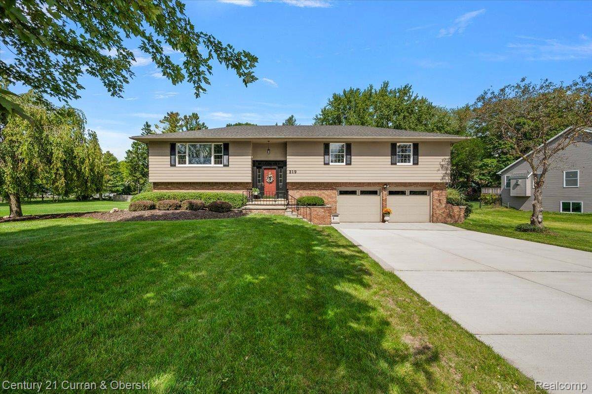 219 E Caledonia ST, Howell, MI 48843