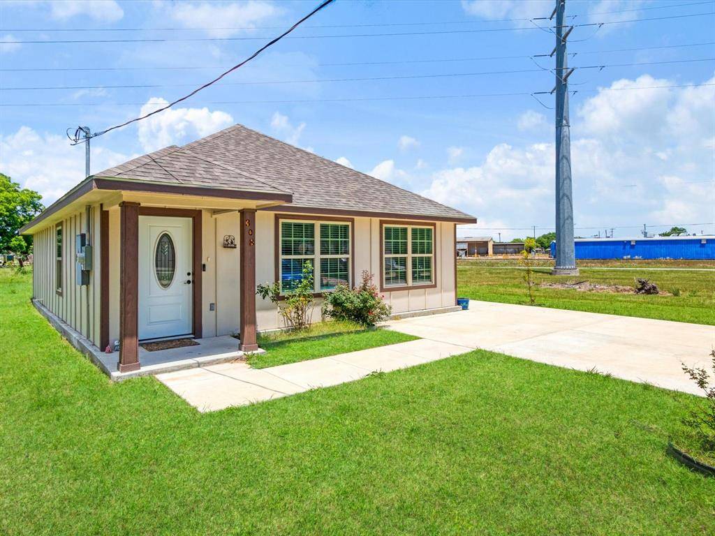 308 Avenue A, Ennis, TX 75119