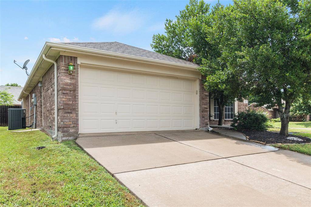 112 Bridlewood Street, Azle, TX 76020