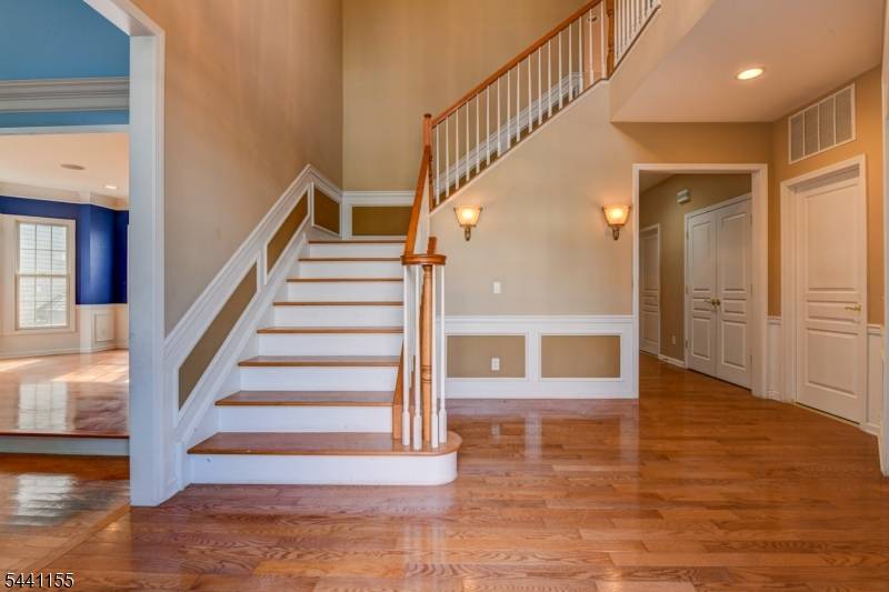 16 Commanders Ct, Totowa Boro, NJ 07512
