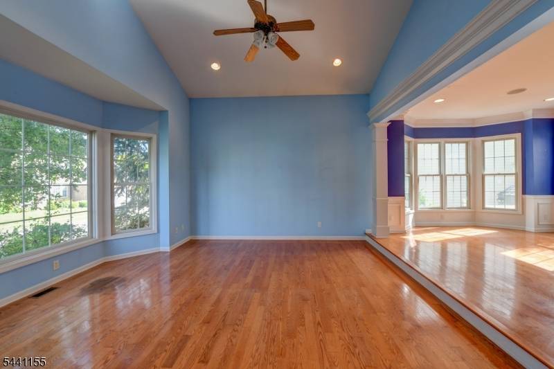 16 Commanders Ct, Totowa Boro, NJ 07512