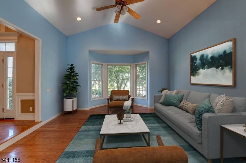 16 Commanders Ct, Totowa Boro, NJ 07512