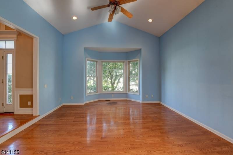 16 Commanders Ct, Totowa Boro, NJ 07512