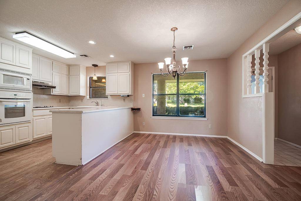 208 Edgewood DR, Fredericksburg, TX 78624