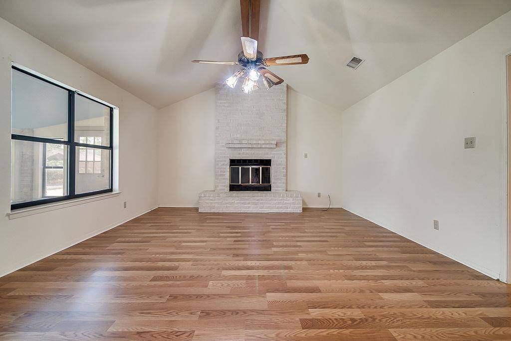 208 Edgewood DR, Fredericksburg, TX 78624