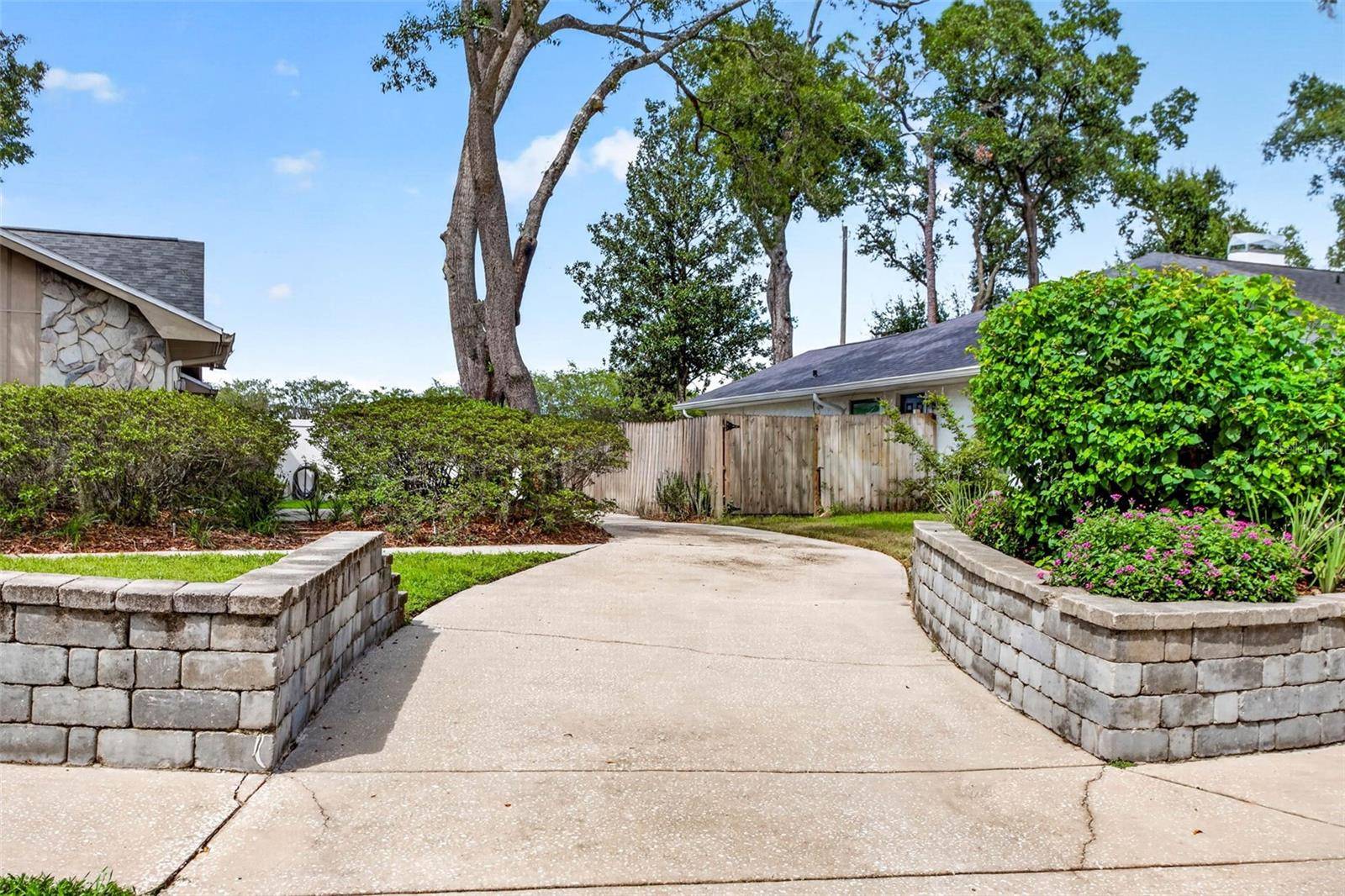 6328 N QUEENSWAY DR, Temple Terrace, FL 33617