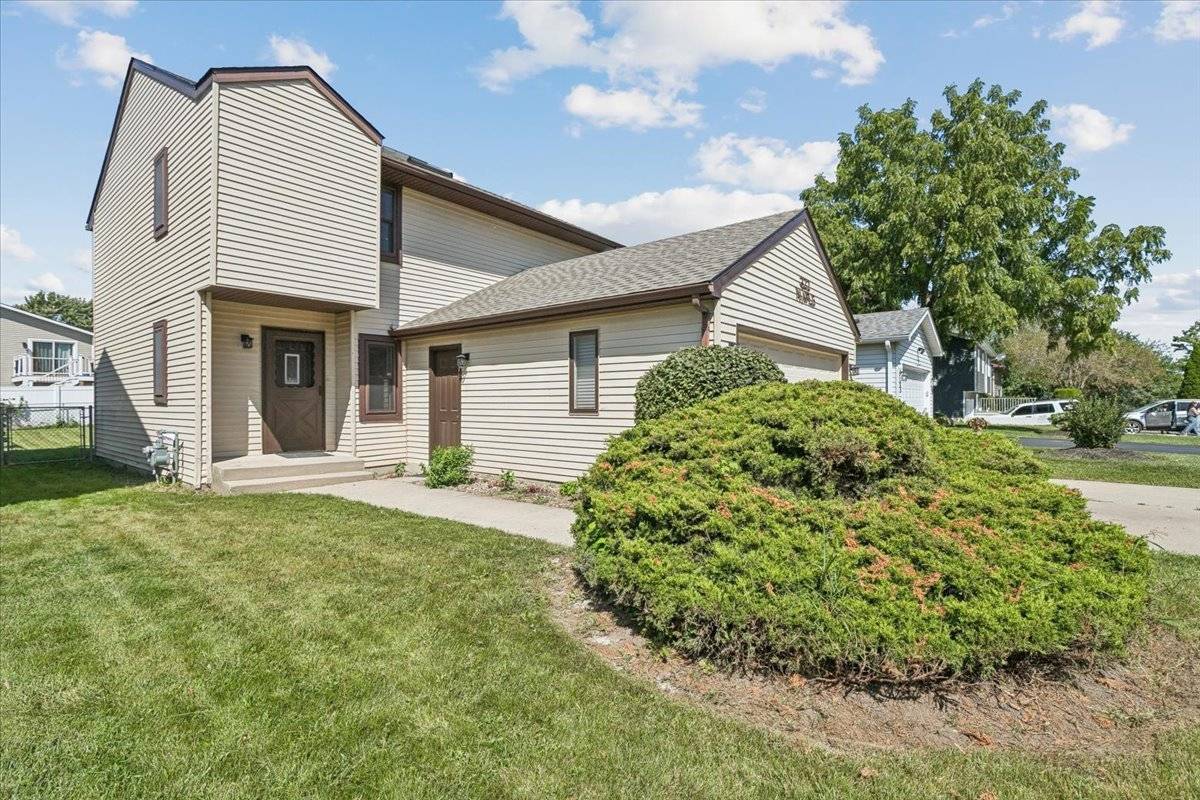 322 Maple LN, Round Lake, IL 60073
