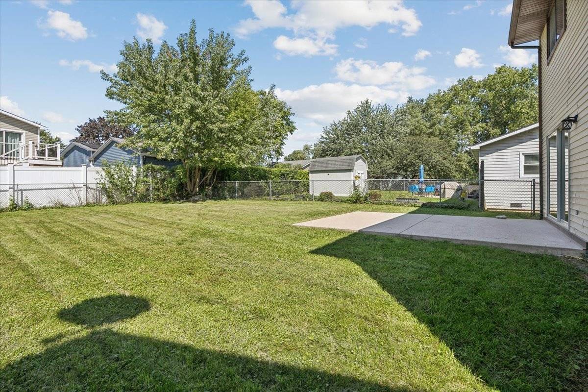 322 Maple LN, Round Lake, IL 60073