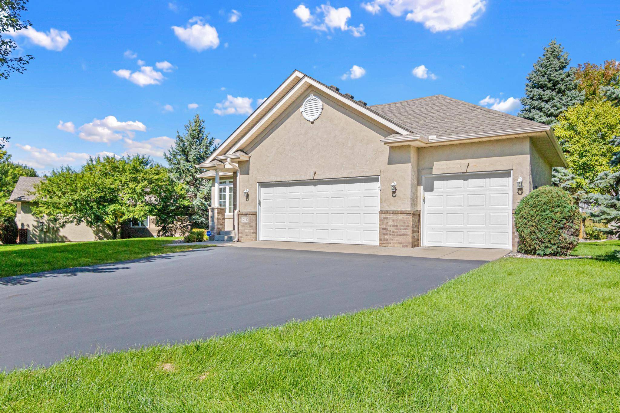 19132 Inndale DR, Lakeville, MN 55044