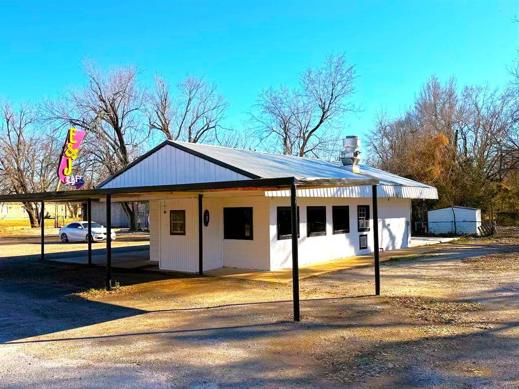 416 E Apache Trail RD, Apache, OK 73006