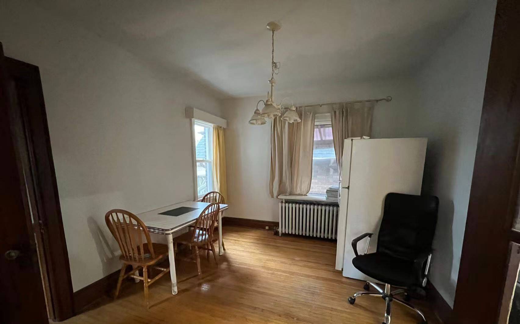 68 Whitton RD, Hamilton, ON L8S 4C7
