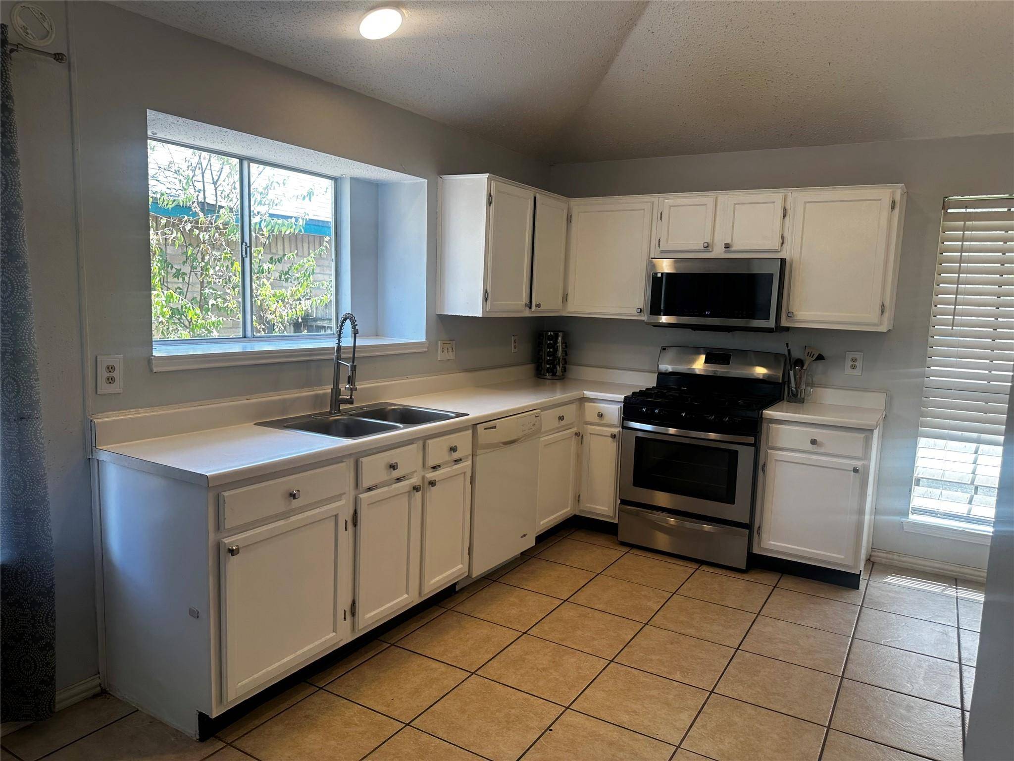 612 David Curry DR, Round Rock, TX 78664