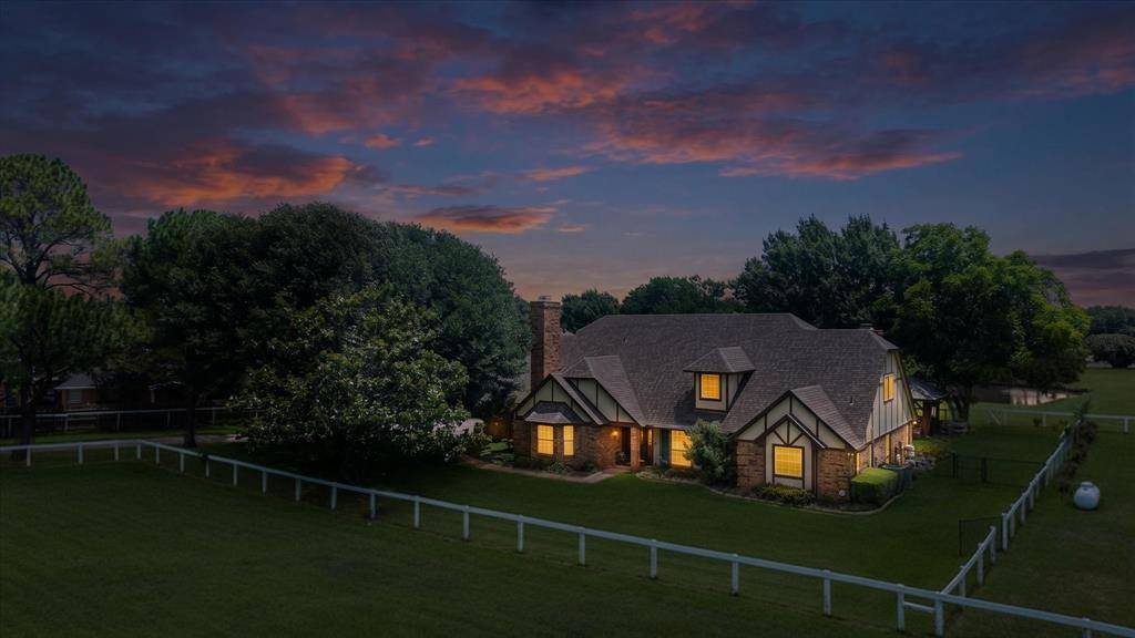 8111 Russell Curry Road, Arlington, TX 76001