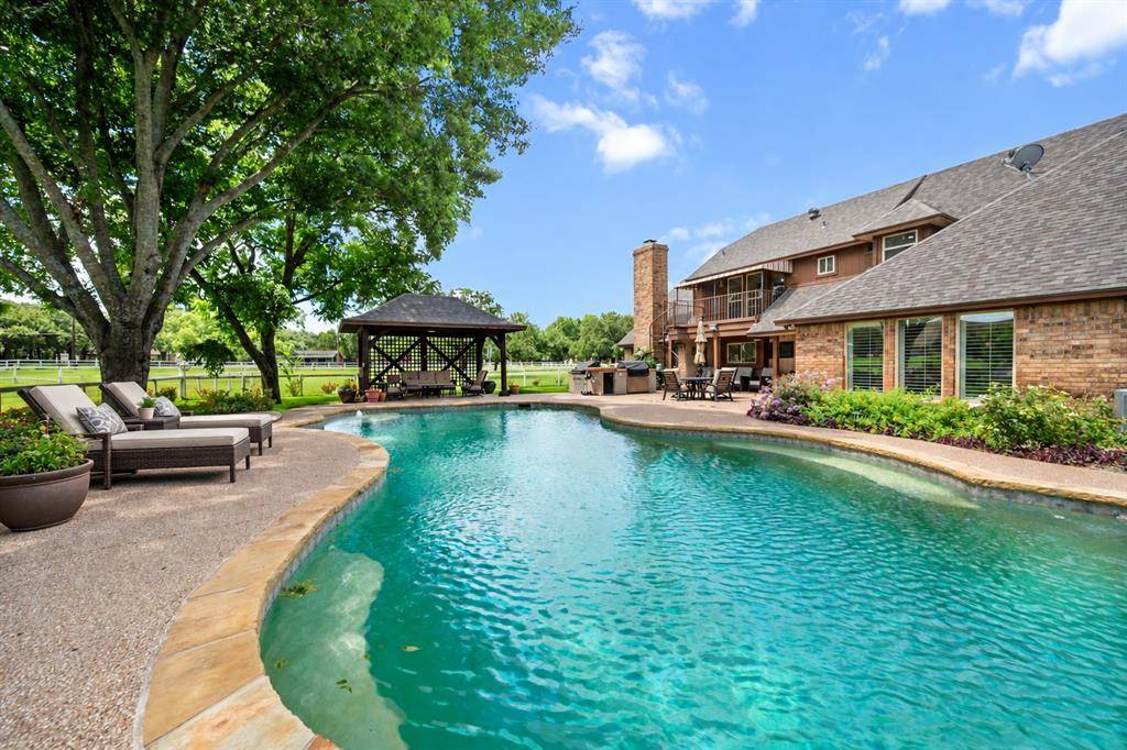 8111 Russell Curry Road, Arlington, TX 76001