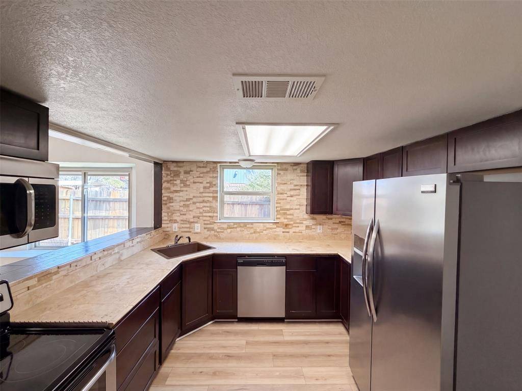 220 Grand Meadow Drive, Fort Worth, TX 76108