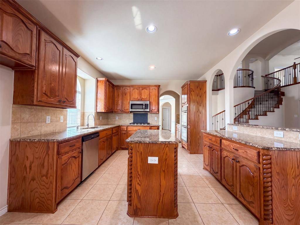409 Lone Oak Court, Kennedale, TX 76060