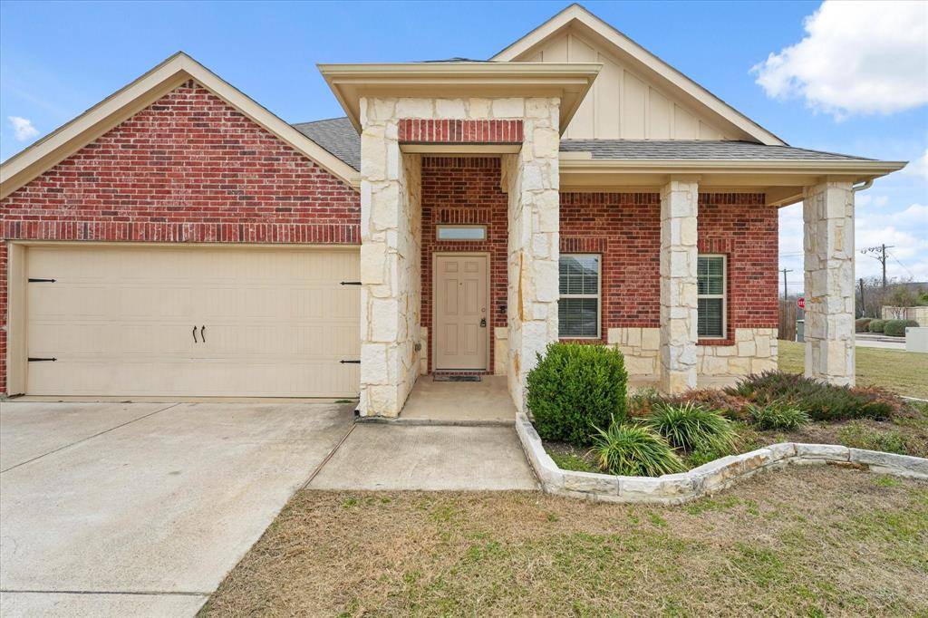 516 Clearlake Drive, Waxahachie, TX 75165