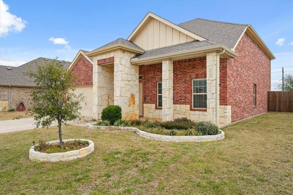 516 Clearlake Drive, Waxahachie, TX 75165