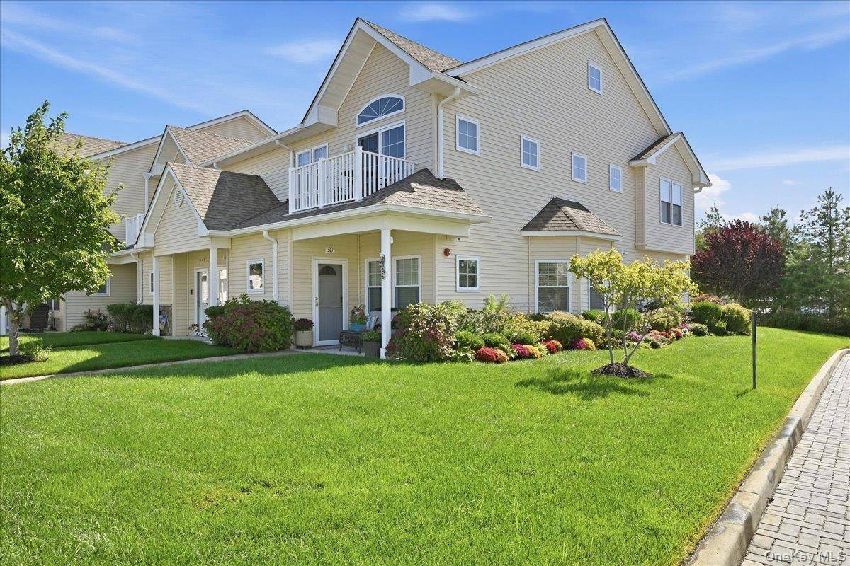 301 Anchor CT, Copiague, NY 11726