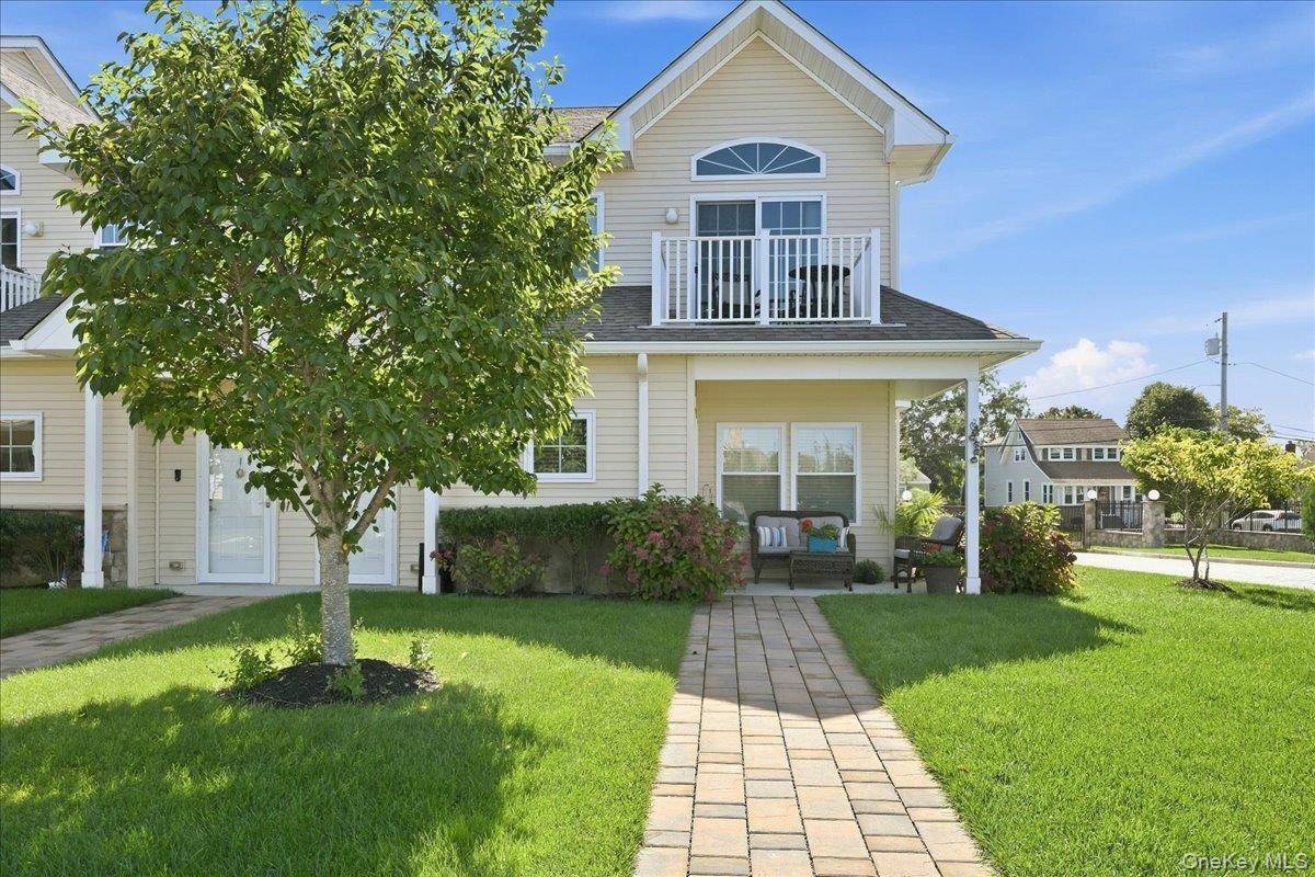 301 Anchor CT, Copiague, NY 11726