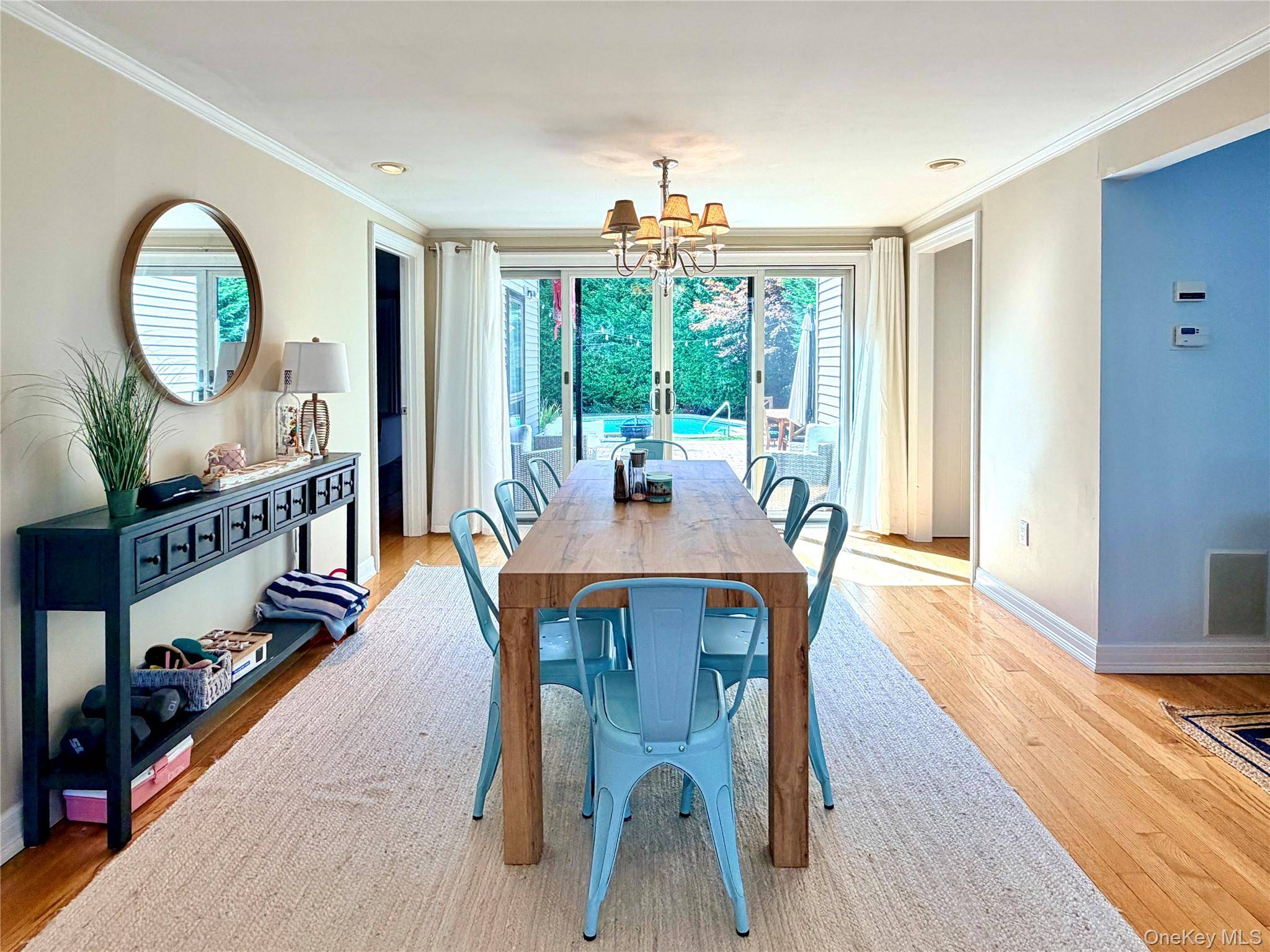 11 Gerald LN, Hampton Bays, NY 11946