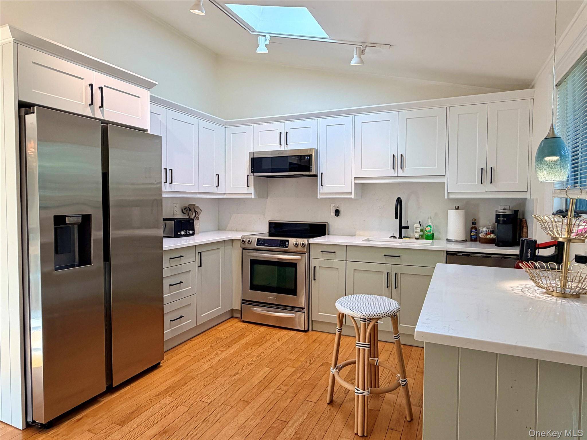 11 Gerald LN, Hampton Bays, NY 11946