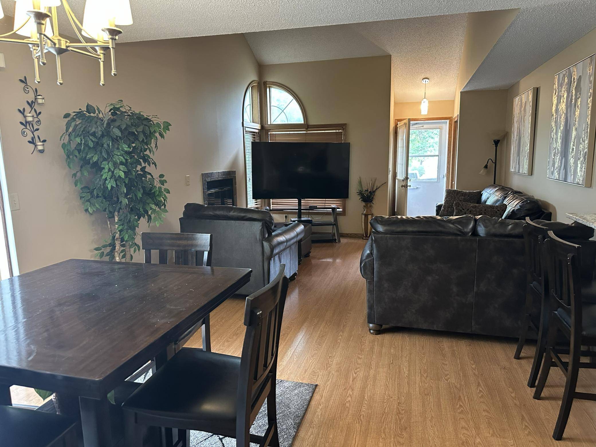 1122 Pecks Woods DR, New Brighton, MN 55112