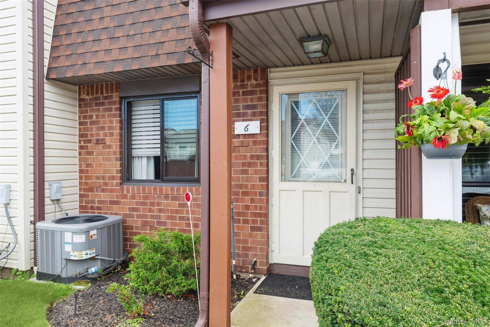 6 Cambridge DR, Copiague, NY 11726