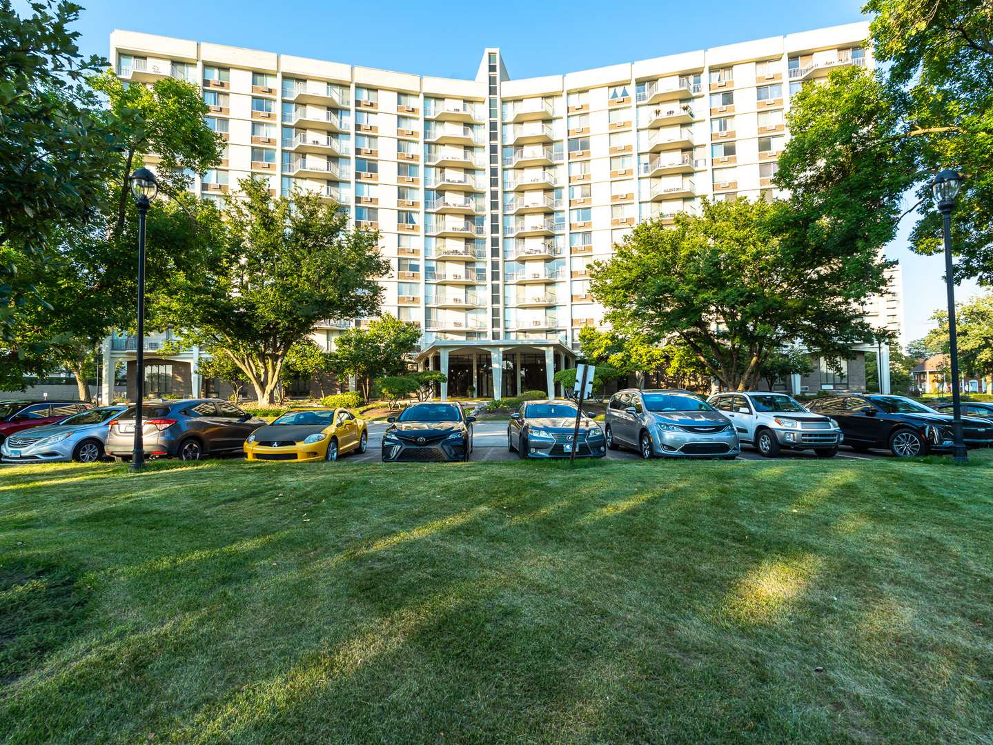 20 N Tower RD #8G, Oak Brook, IL 60523
