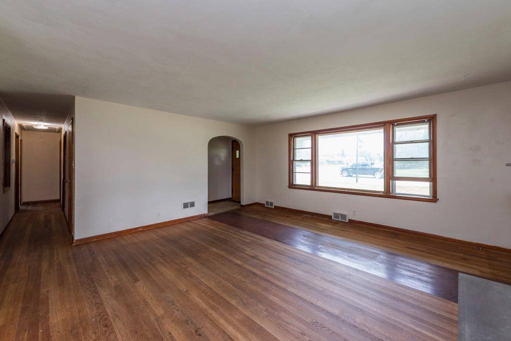 618 N Oplaine RD, Gurnee, IL 60031